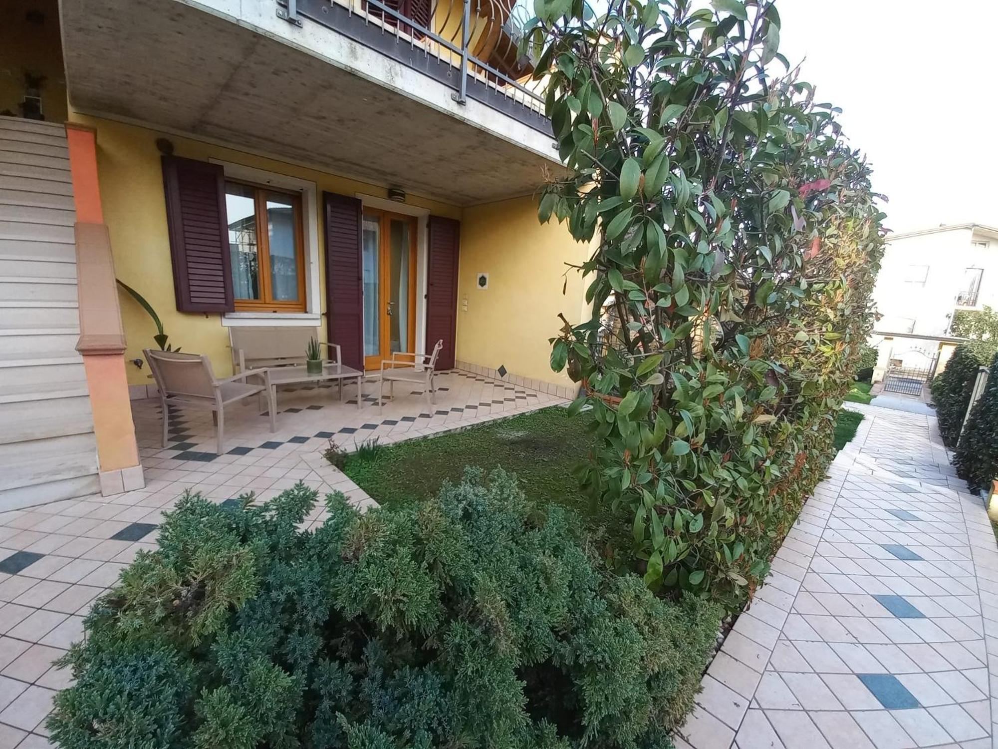 Hoya Apartment Сірміоне Екстер'єр фото