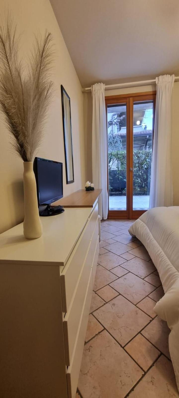 Hoya Apartment Сірміоне Екстер'єр фото