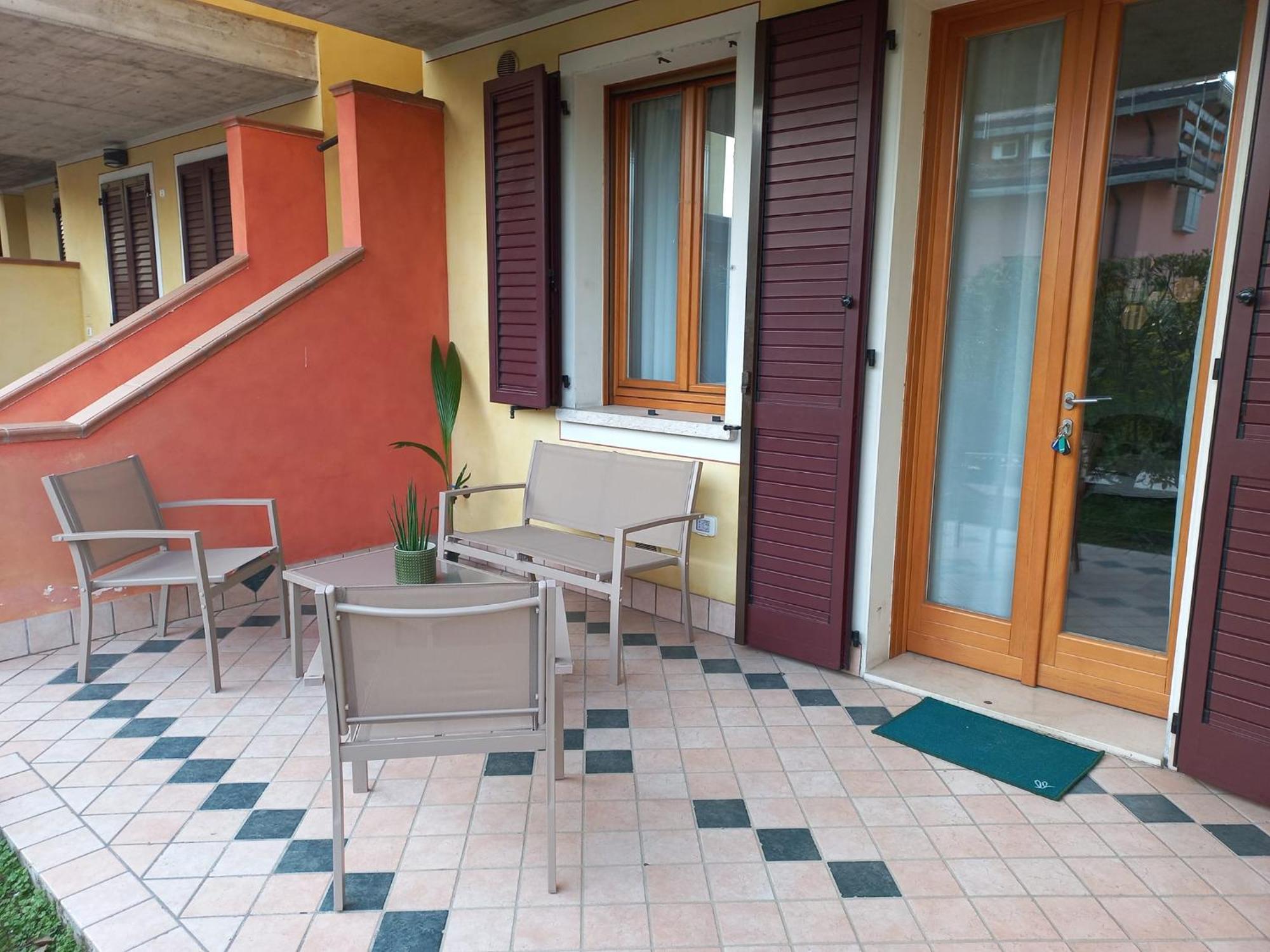 Hoya Apartment Сірміоне Екстер'єр фото