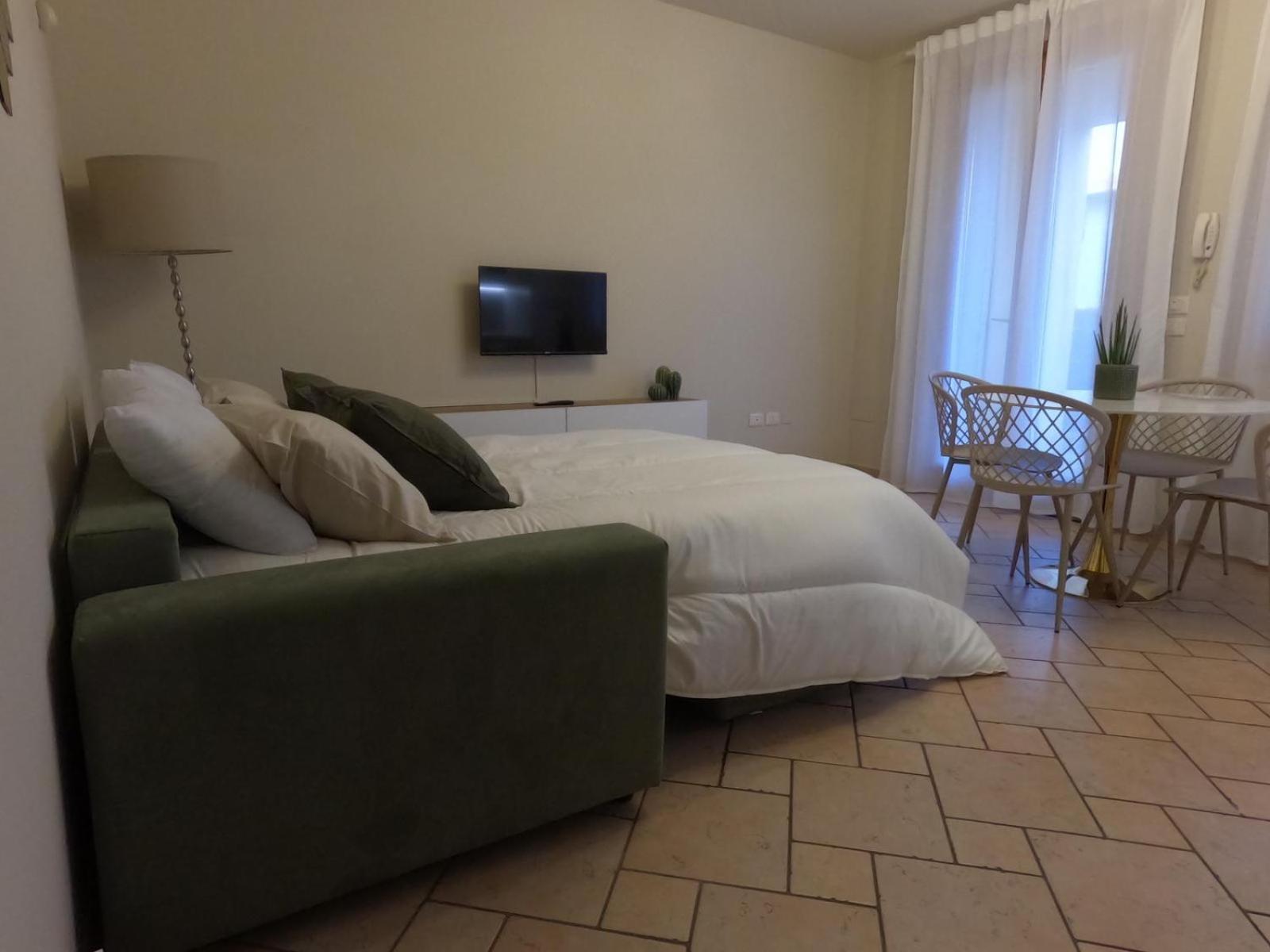 Hoya Apartment Сірміоне Екстер'єр фото