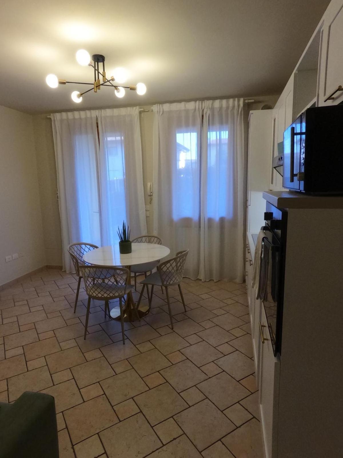 Hoya Apartment Сірміоне Екстер'єр фото