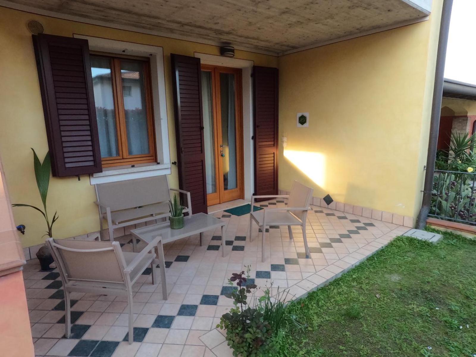 Hoya Apartment Сірміоне Екстер'єр фото