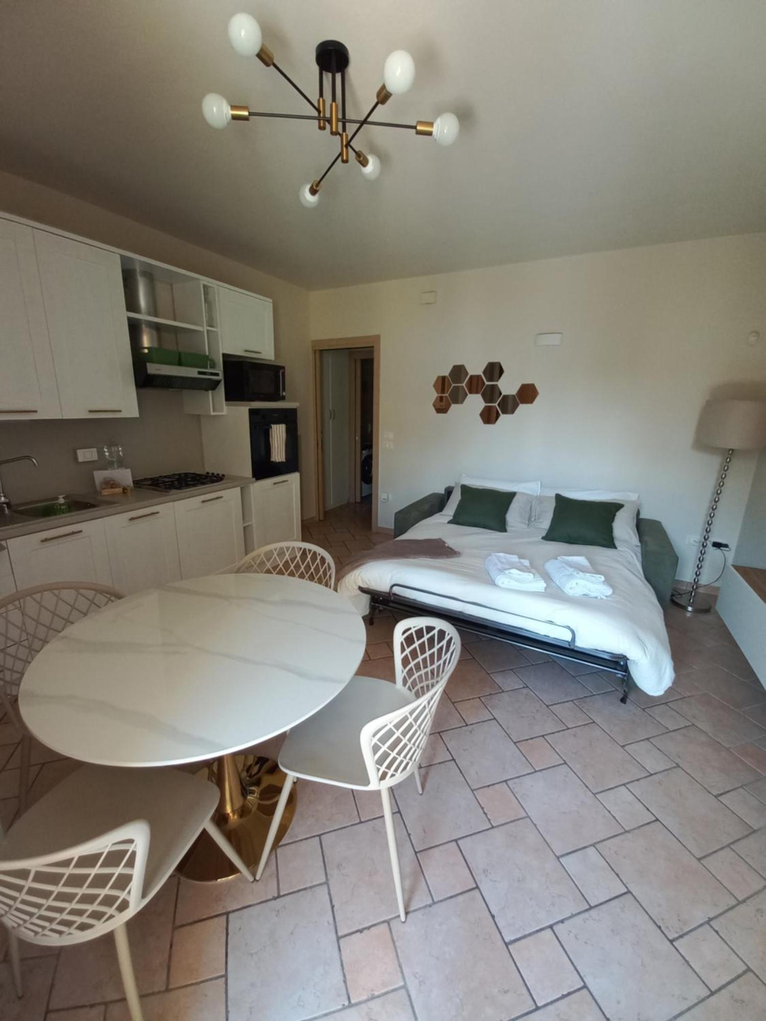 Hoya Apartment Сірміоне Екстер'єр фото